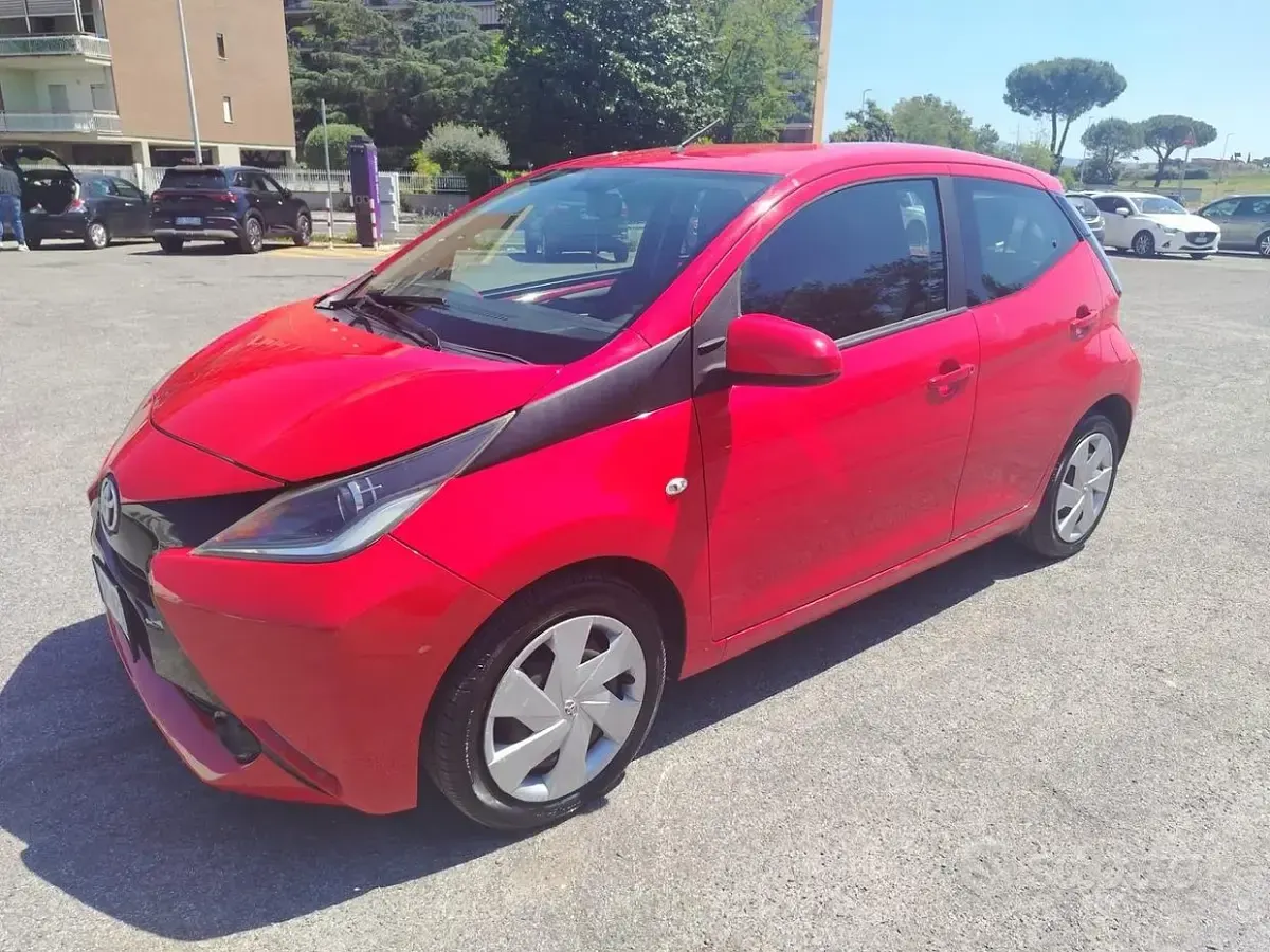 Second-hand Toyota Aygo X-play 69 CP (50 kW) 2014 Roșu Hatchback