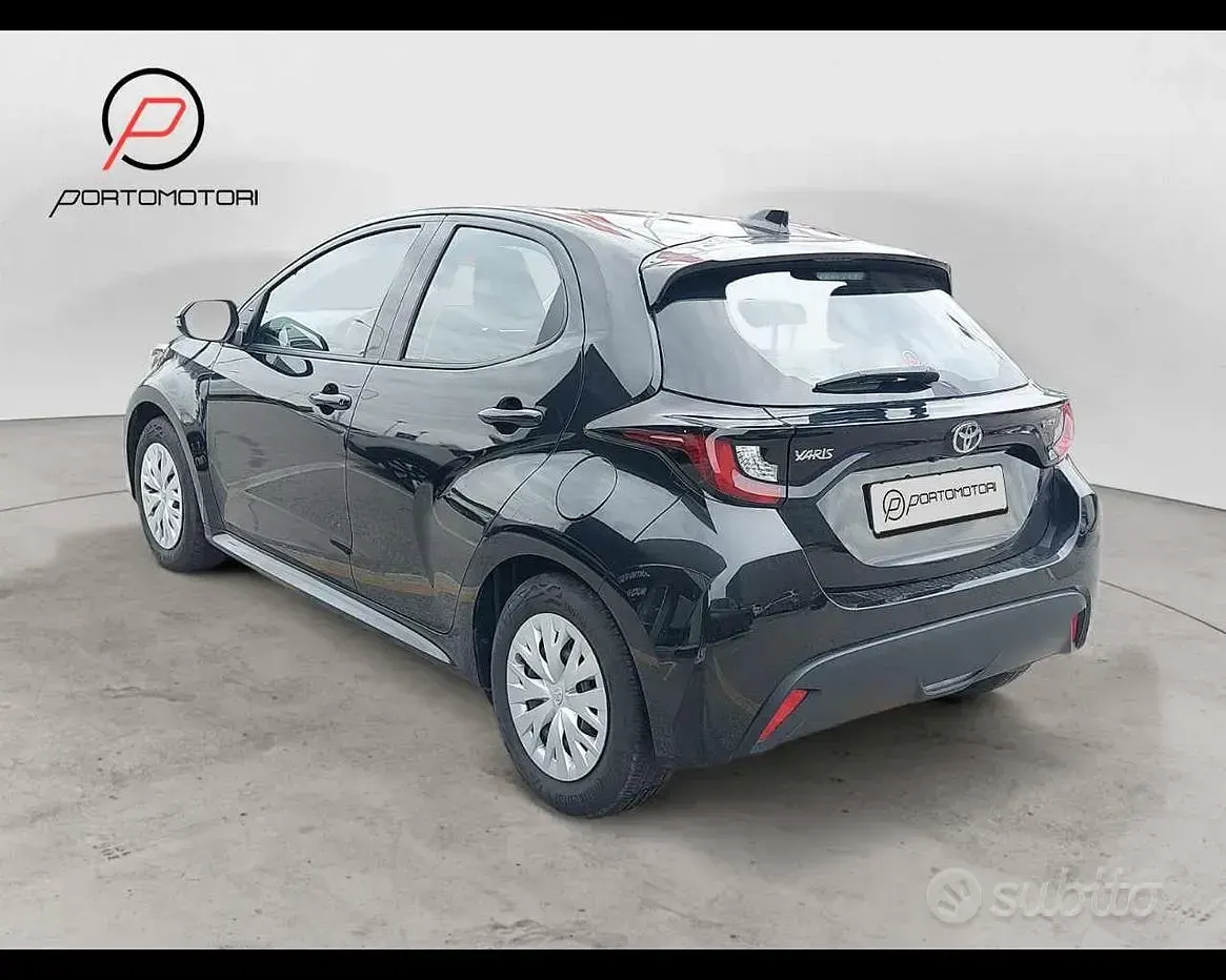 Usata Toyota Yaris Hybrid Active 92 CV (67 kW) 2025 Nero Berlina
