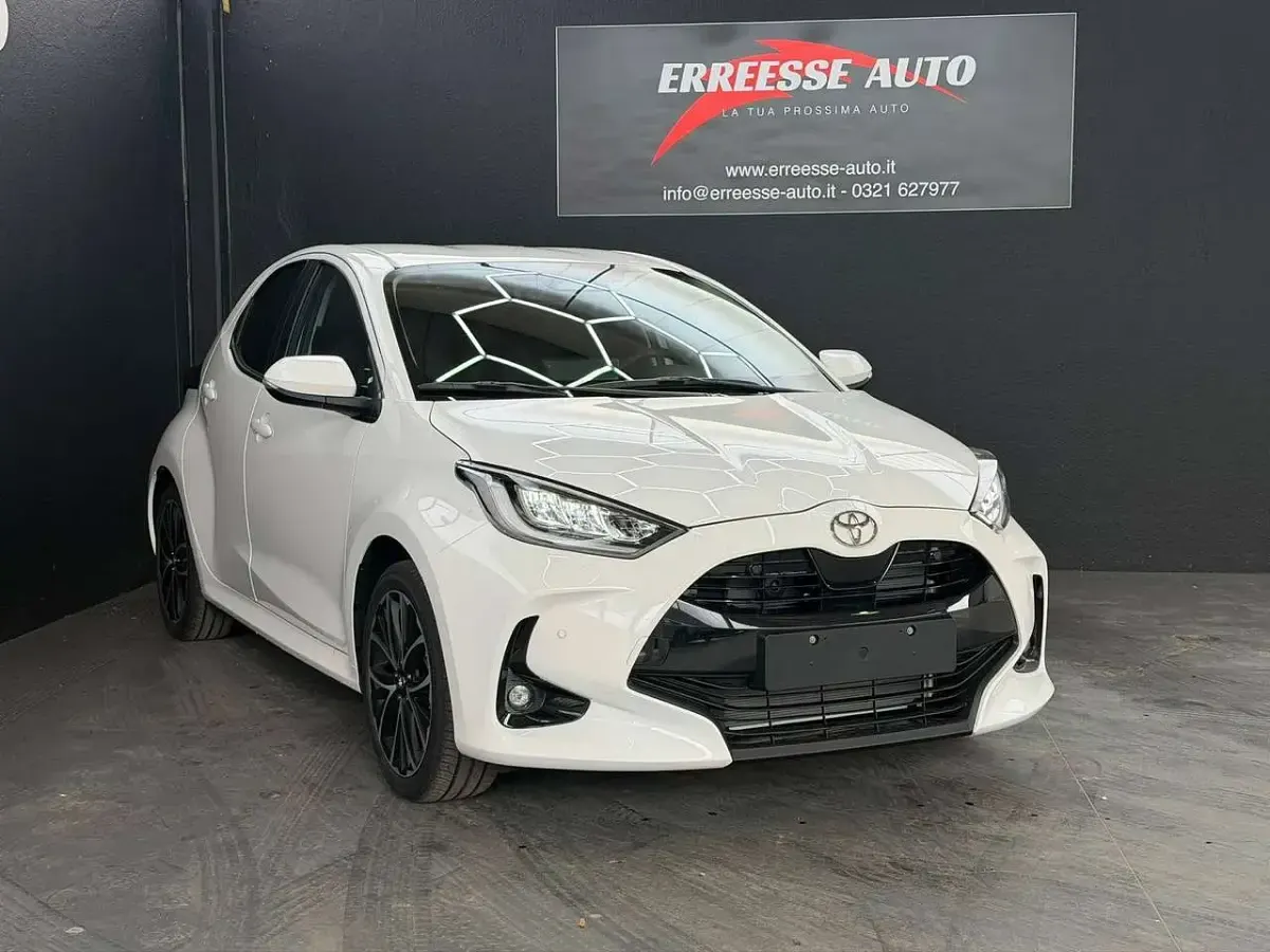 Nuova Toyota Yaris Hybrid 92 CV (67 kW) 2026 Super white Berlina