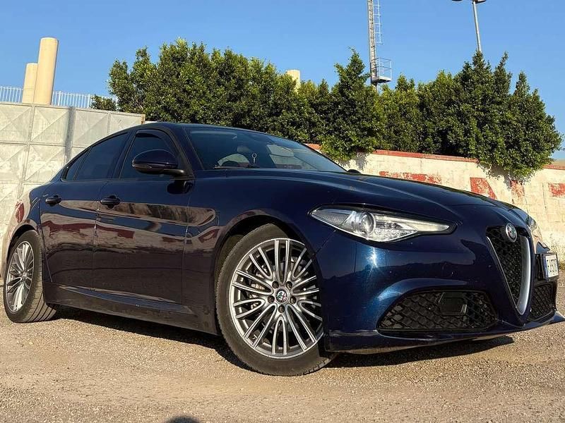 Blu/azzurro Usata 2017 Alfa Romeo Giulia Business Tre volumi | 13.500 € (Buon prezzo) - Immagine 1/4