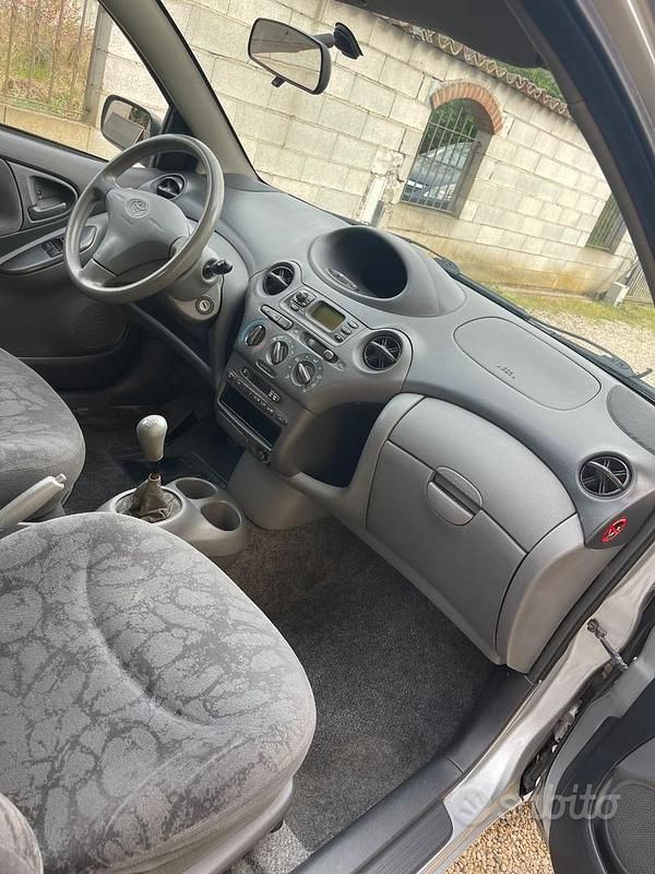Usata Toyota Yaris 2001 Grigio Berlina
