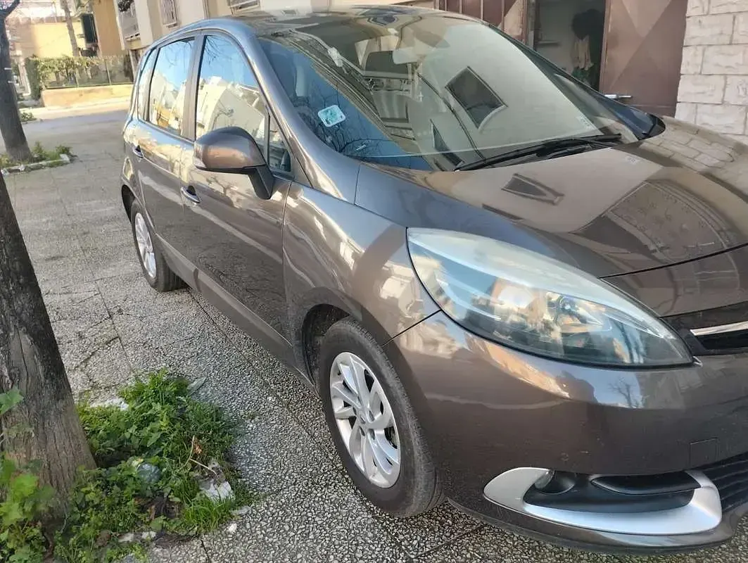 Usata Renault Scénic III 110 CV (80 kW) 2012 Marrone Monovolume