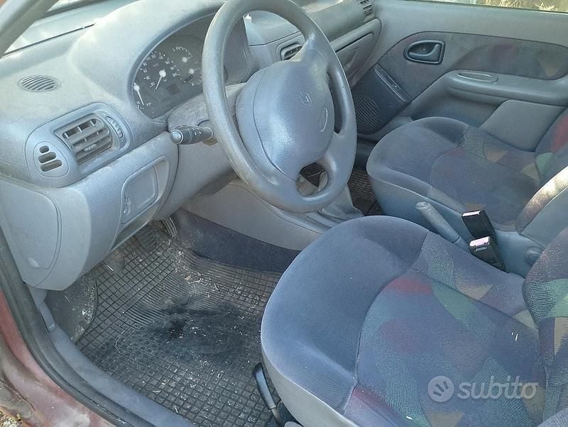 Usata Renault Clio II 58 CV (42 kW) 1998 Rosso Berlina