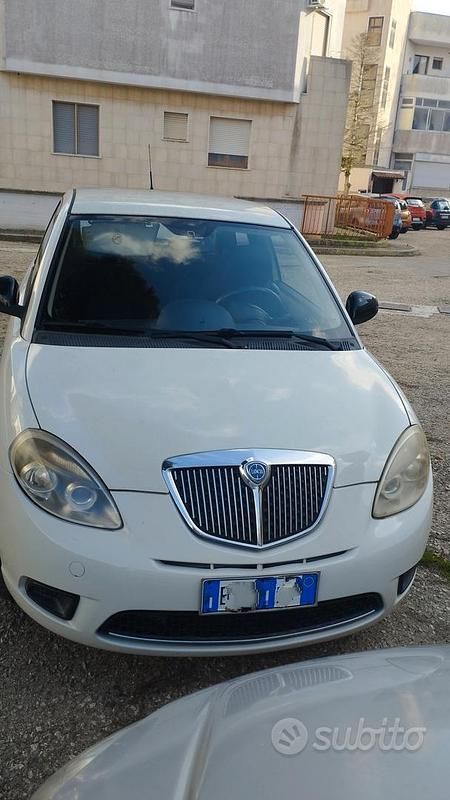 Bianco Usata 2011 Lancia Ypsilon Due volumi | 3300 € (Ottimo prezzo) - Immagine 1/4