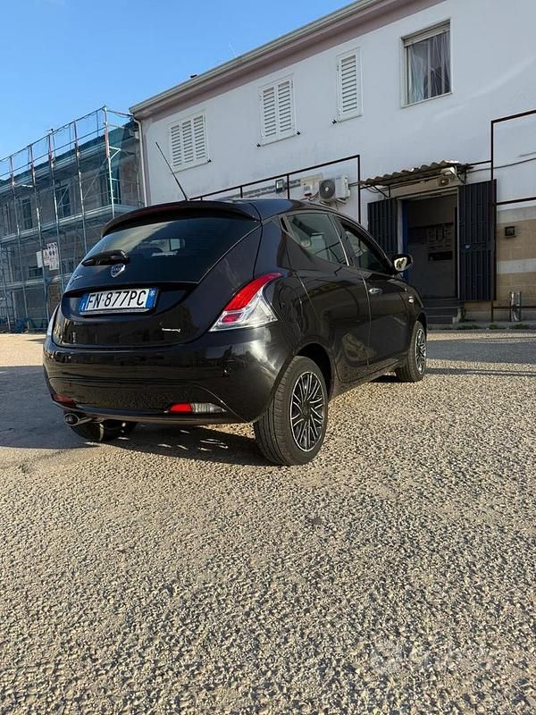 Usata Lancia Ypsilon 69 CV (50 kW) 2017 Nero Utilitaria
