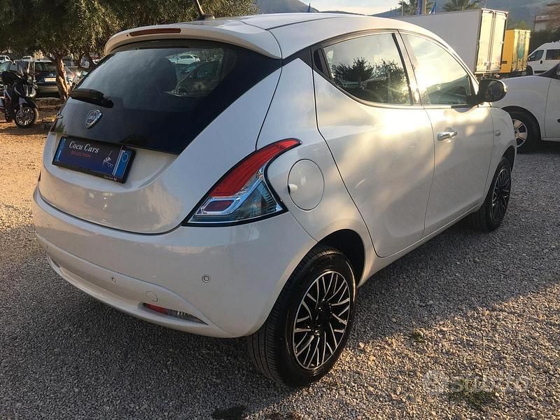 Usata Lancia Ypsilon Platinum 70 CV (51 kW) 2020 Bianco Utilitaria