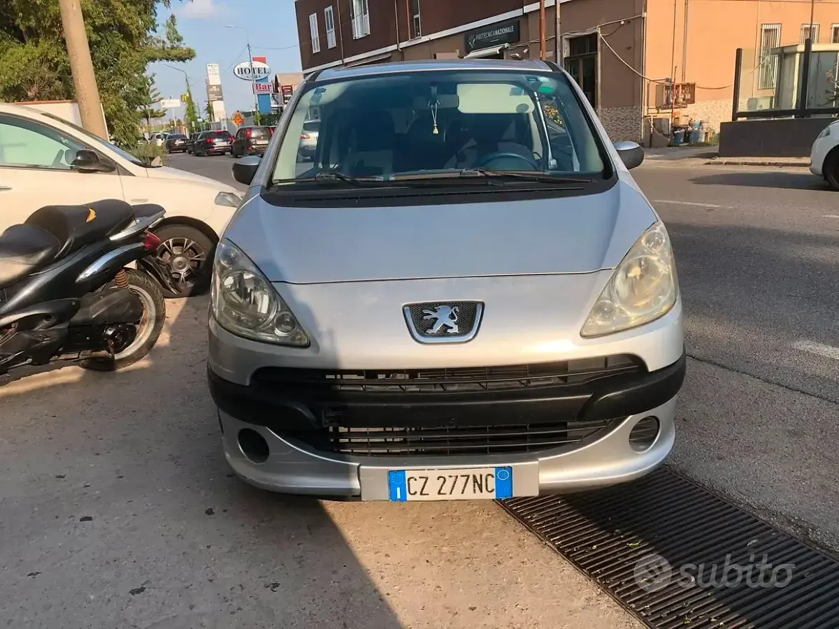 Usata Peugeot 1007 73 CV (53 kW) 2006 Grigio Monovolume
