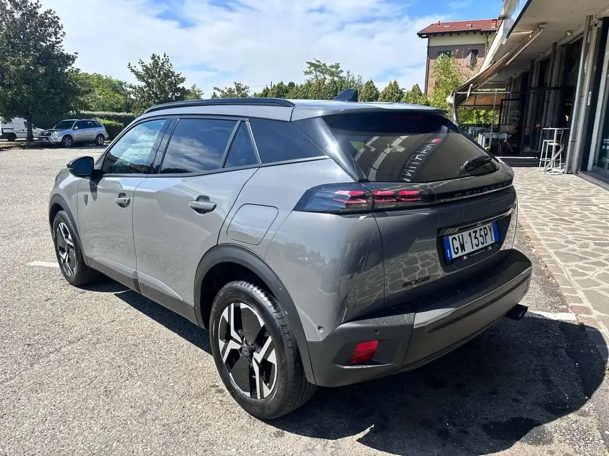 Usata Peugeot 2008 Allure 102 CV (75 kW) 2024 Grigio SUV