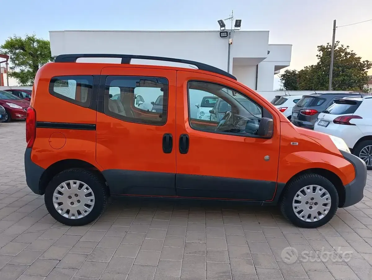 Usata Peugeot Bipper 68 CV (50 kW) 2011 Arancione Monovolume