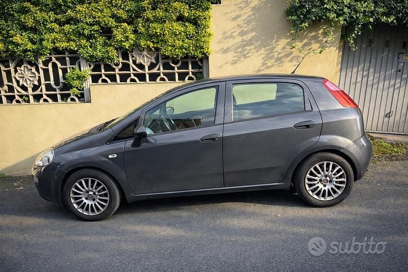 Usado Fiat Punto 69 CV (50 kW) 2016 Gris Utilitario