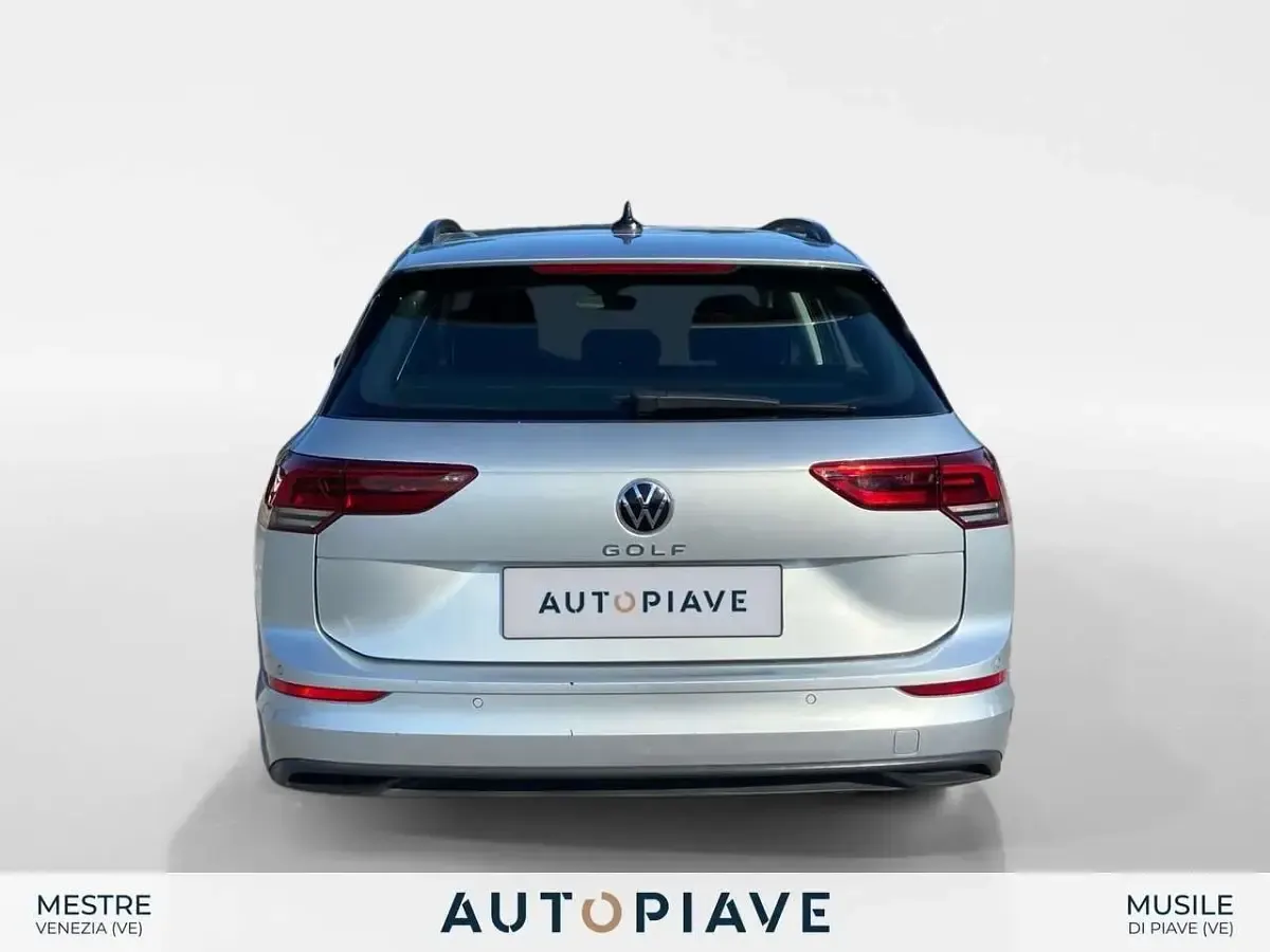 Usata VW Golf VIII Life 116 CV (85 kW) 2022 Argento Station wagon