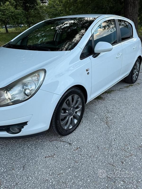 Usata Opel Corsa 86 CV (63 kW) 2010 Bianco Berlina