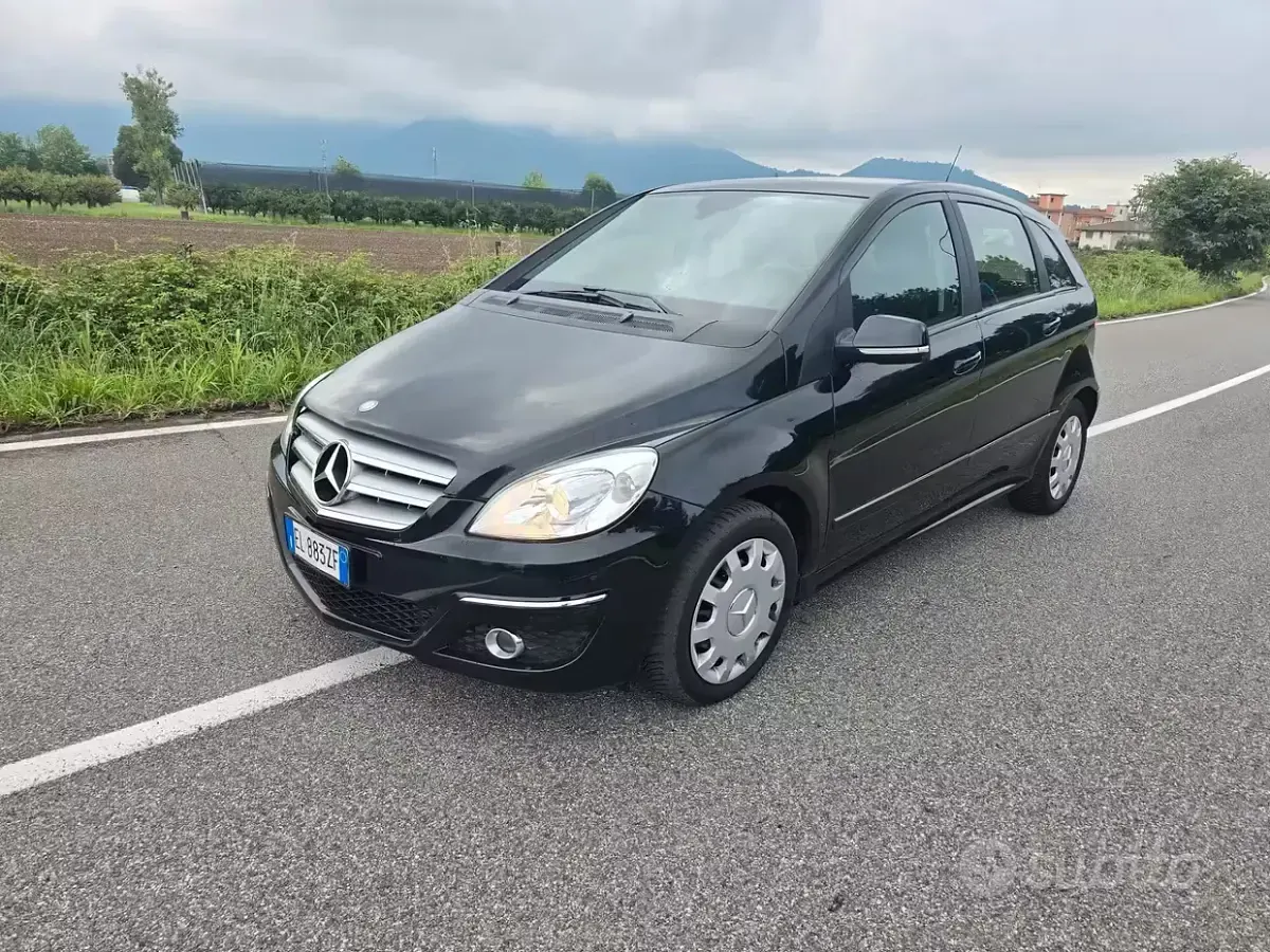 Usata Mercedes B180 Chrome 109 CV (80 kW) 2011 Nero Utilitaria