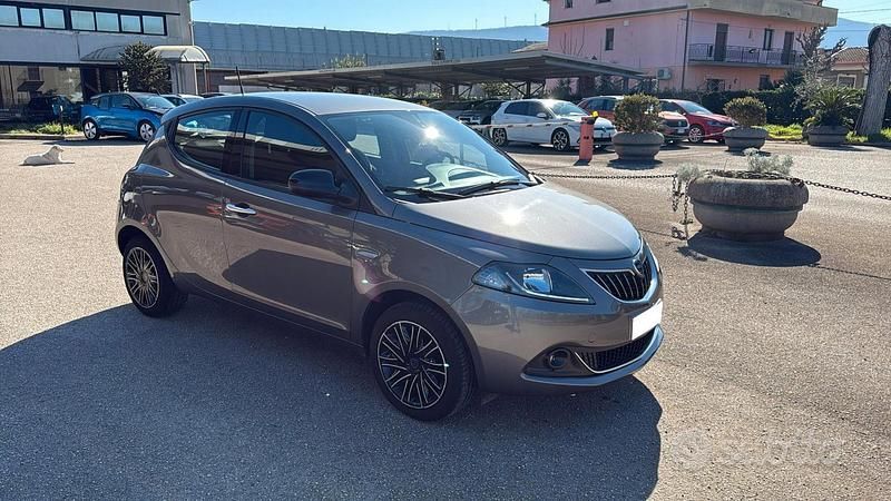 Usata Lancia Ypsilon Gold 70 CV (51 kW) 2022 Gray Utilitaria