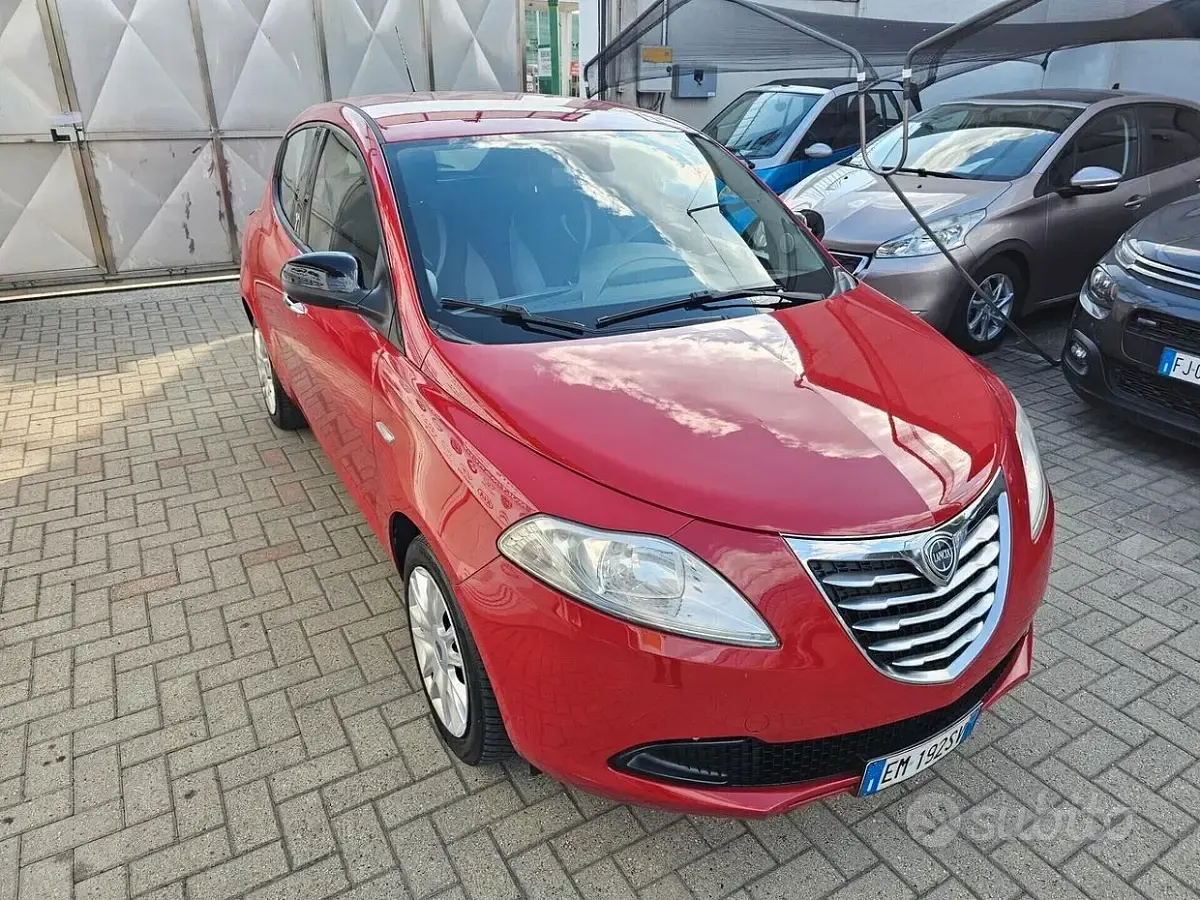Usata Lancia Ypsilon Silver 69 CV (50 kW) 2012 Rosso Utilitaria