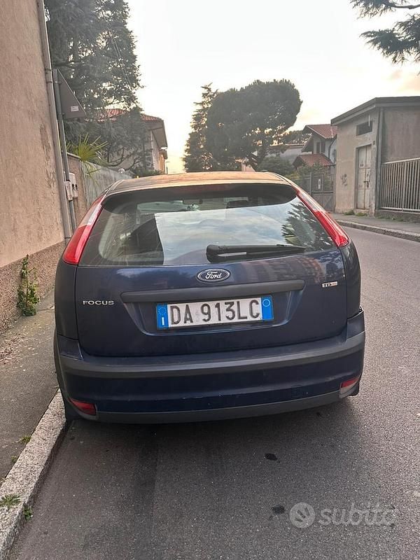 Begagnad Ford Focus 90 HK (66 kW) 2006 Blå Sedan