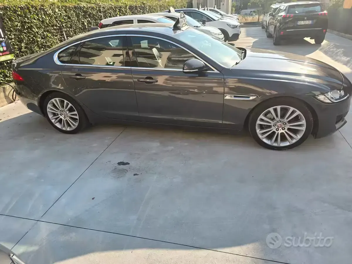 Usata Jaguar XF 179 CV (131 kW) 2016 Grigio Berlina