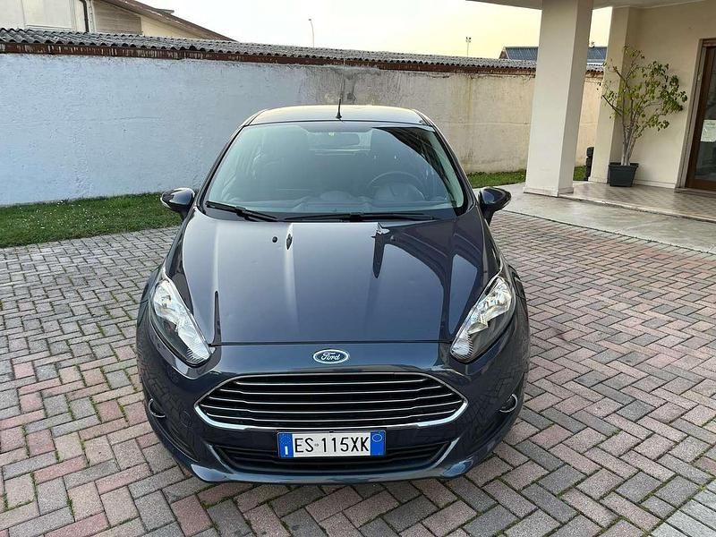 Usata Ford Fiesta Business Edition 75 CV (55 kW) 2013 Grigio Utilitaria