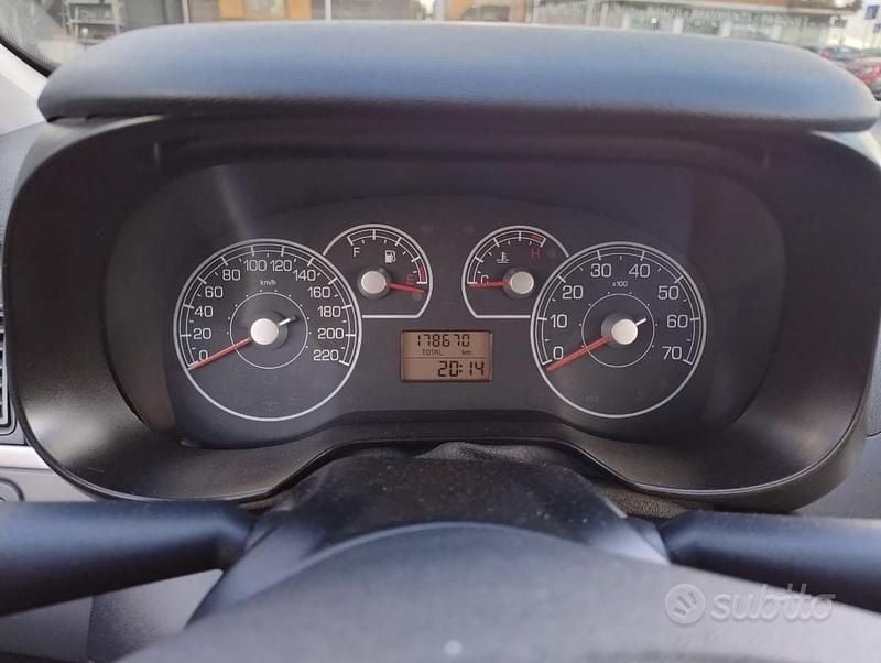 Usata Fiat Grande Punto Dynamic 75 CV (55 kW) 2008 Grigio Utilitaria