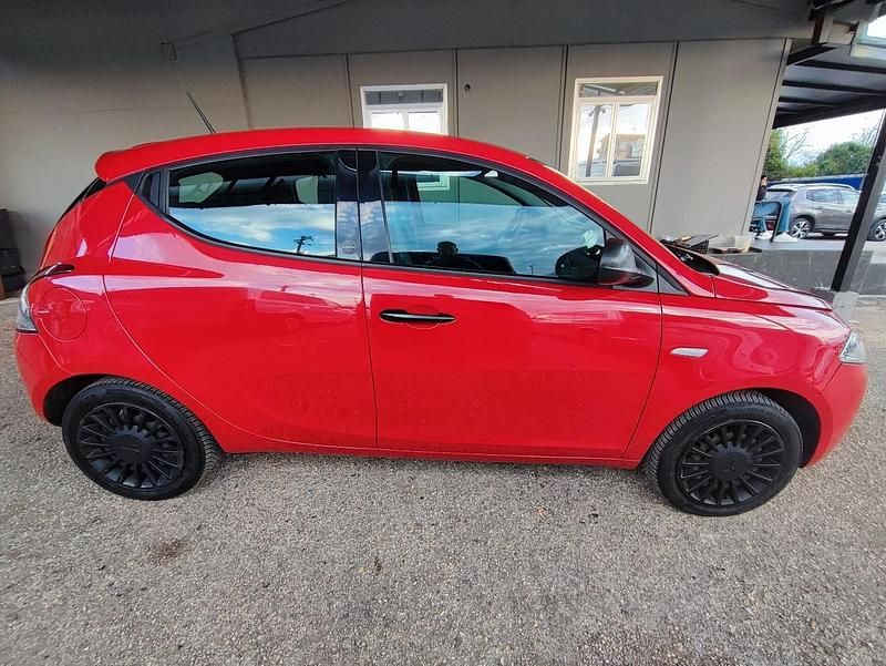 Usata Lancia Ypsilon Gold 69 CV (50 kW) 2021 Rosso Utilitaria