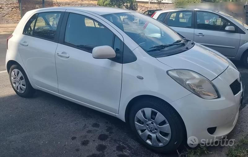 Usata Toyota Yaris Sol 69 CV (50 kW) 2008 Bianco Utilitaria
