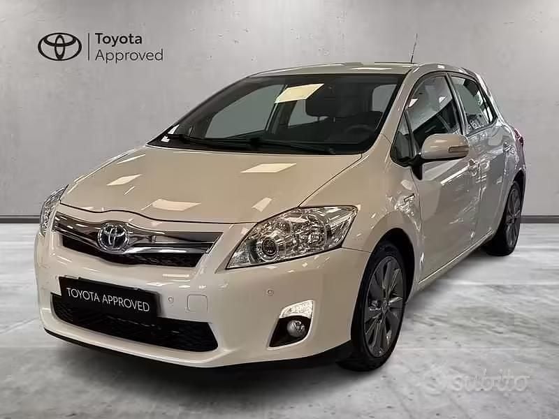 Usata Toyota Auris Hybrid Active 99 CV (72 kW) 2012 Bianco Berlina
