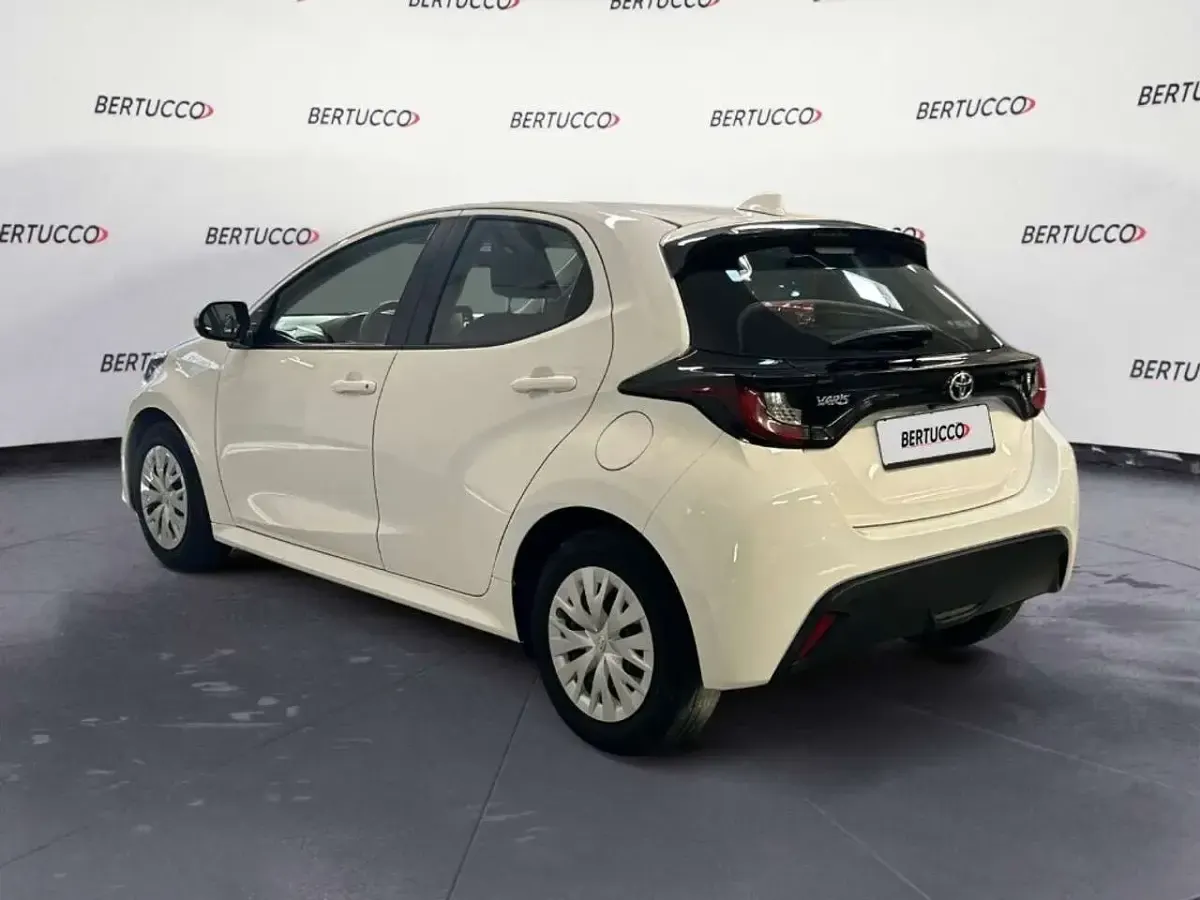 Usata Toyota Yaris Hybrid Active 115 CV (84 kW) 2022 Bianco Berlina
