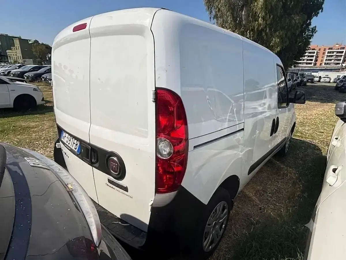 Usata Fiat Doblò Lounge 95 CV (69 kW) 2021 Bianco Monovolume
