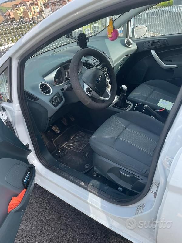 Occasion Ford Fiesta 68 ch (50 kW) 2010 Blanc Citadine