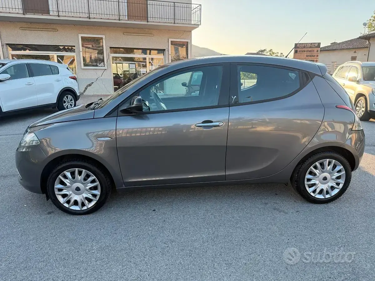 Usata Lancia Ypsilon Gold 69 CV (50 kW) 2015 Grigio Utilitaria