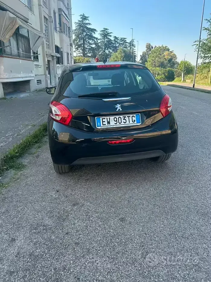 Usata Peugeot 208 90 CV (66 kW) 2014 Nero Utilitaria