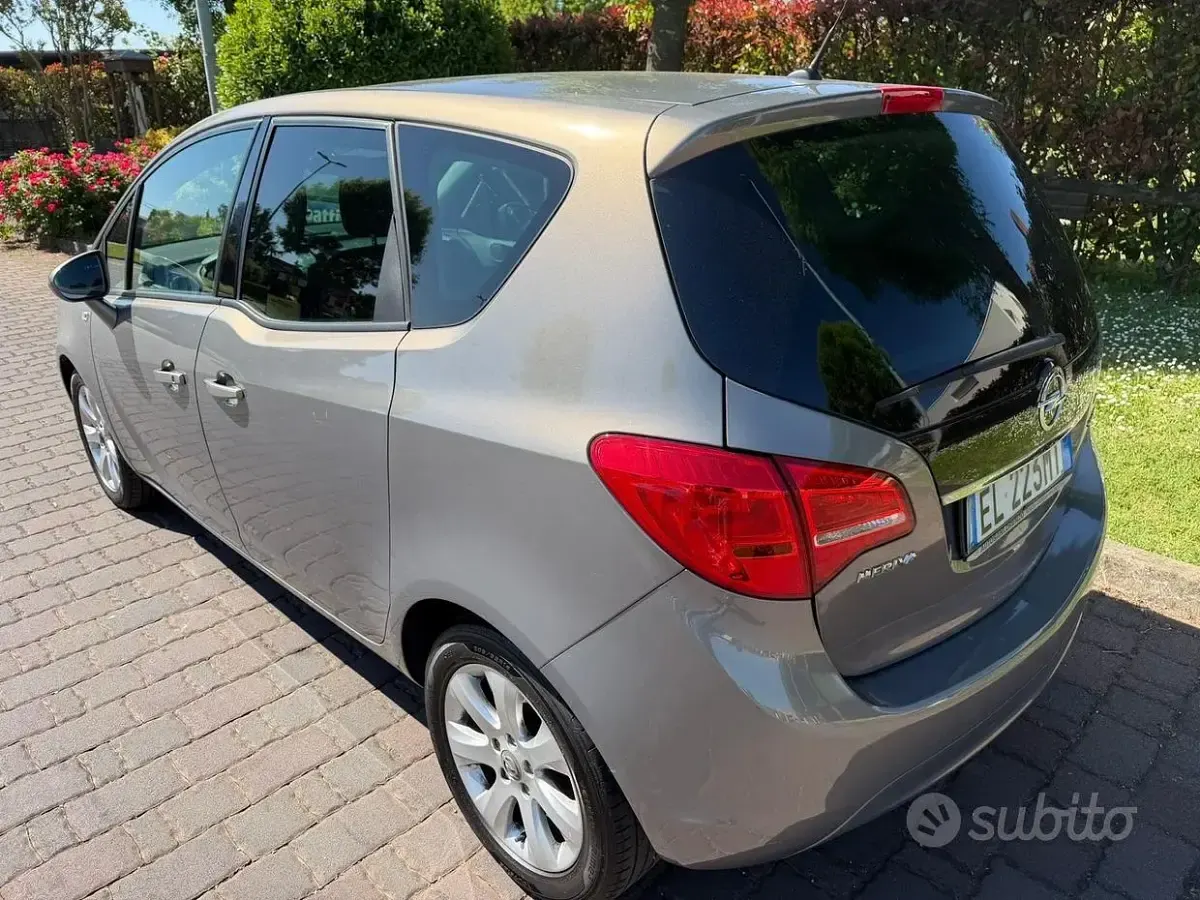 Begagnad Opel Meriva Cosmo 95 HK (69 kW) 2012 Brun Minibuss