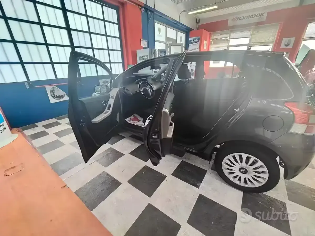Usata Toyota Yaris Sol 69 CV (50 kW) 2011 Grigio Utilitaria