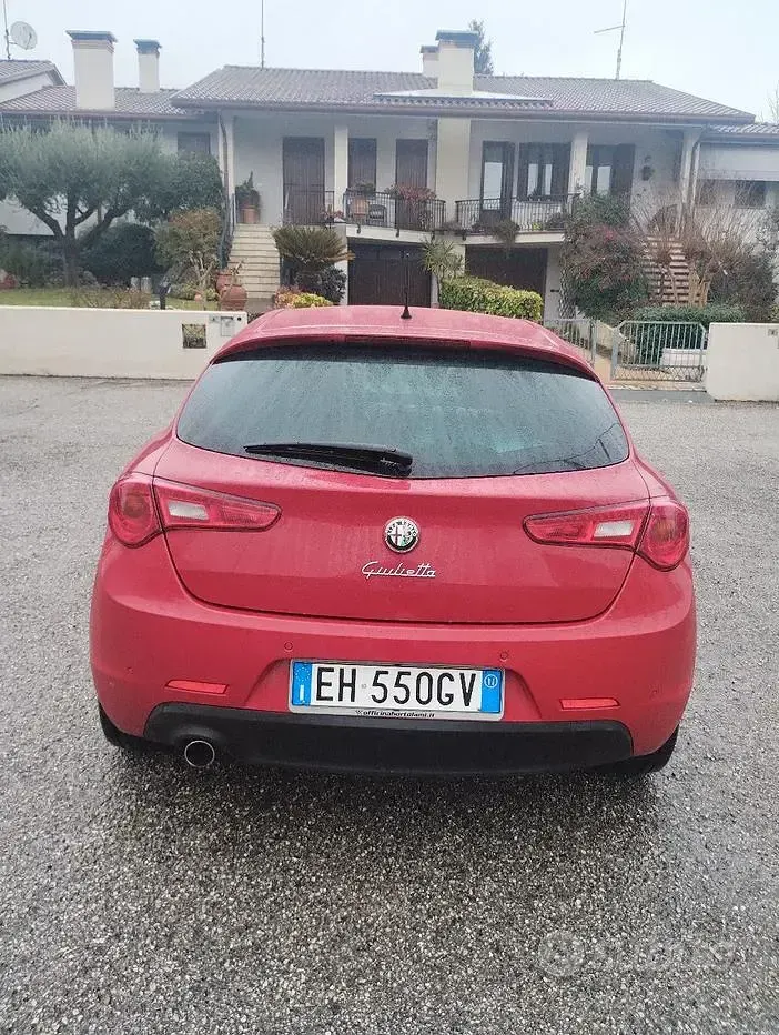 Usata Alfa Romeo Giulietta 105 CV (77 kW) 2011 Rosso Utilitaria