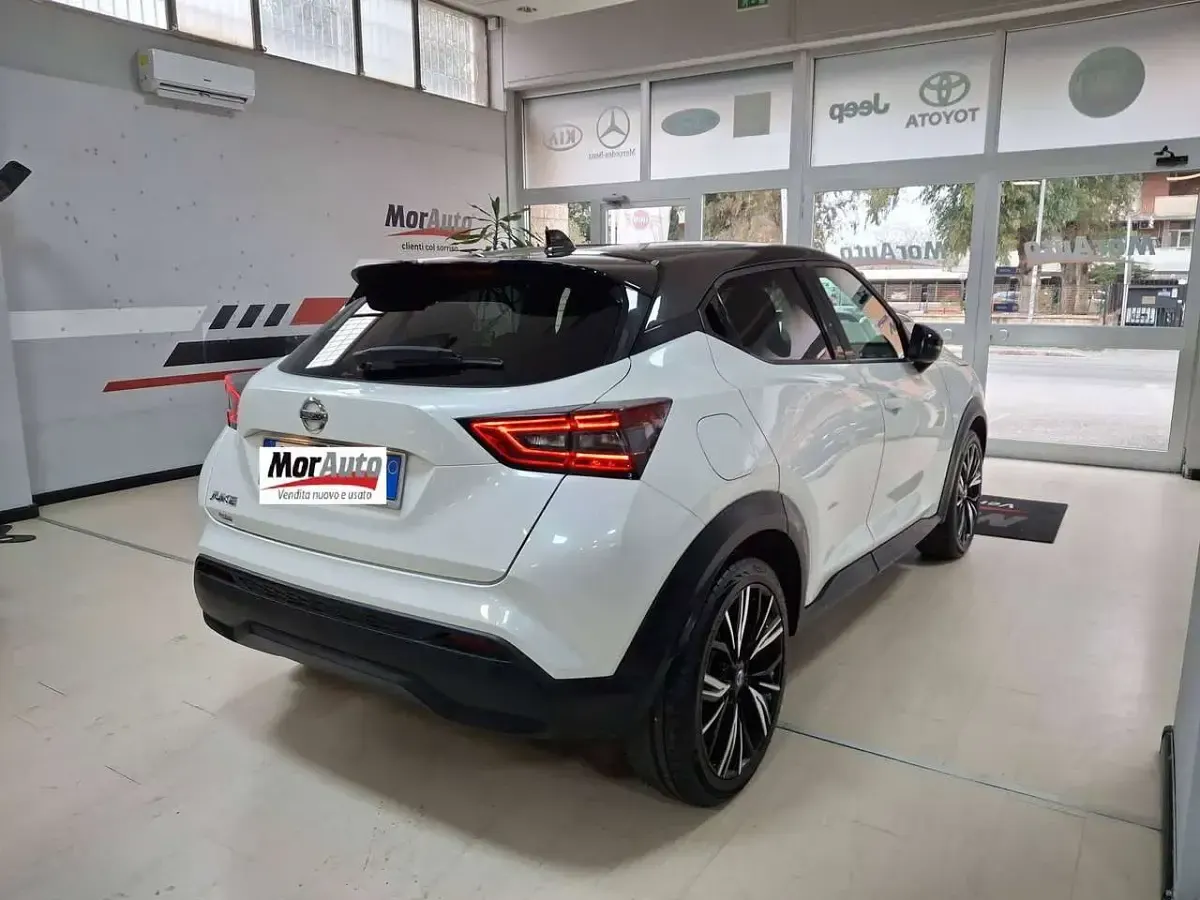 Usata Nissan Juke N-Connecta 117 CV (86 kW) 2021 Bianco tetto specchietti neri SUV