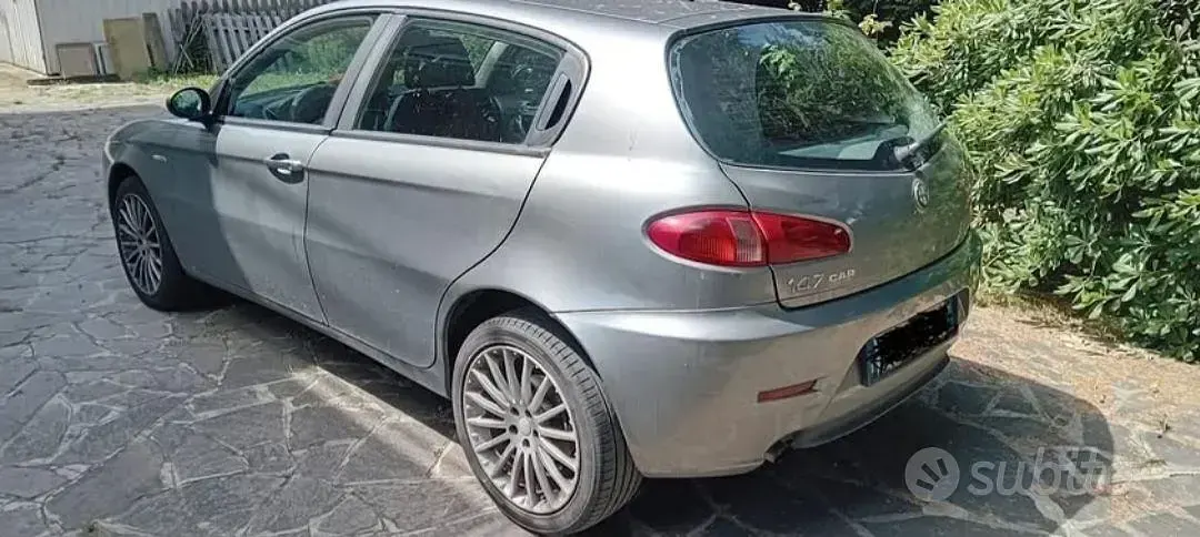 Usata Alfa Romeo 147 120 CV (88 kW) 2006 Grigio Utilitaria