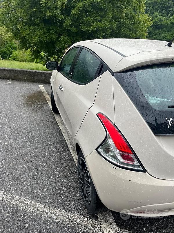 Usata Lancia Ypsilon 69 CV (50 kW) 2017 Bianco Utilitaria