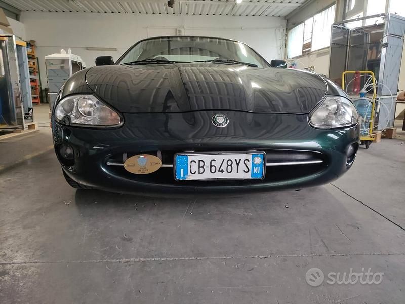 Usata Jaguar XK8 284 CV (208 kW) 1999 Verde Berlina
