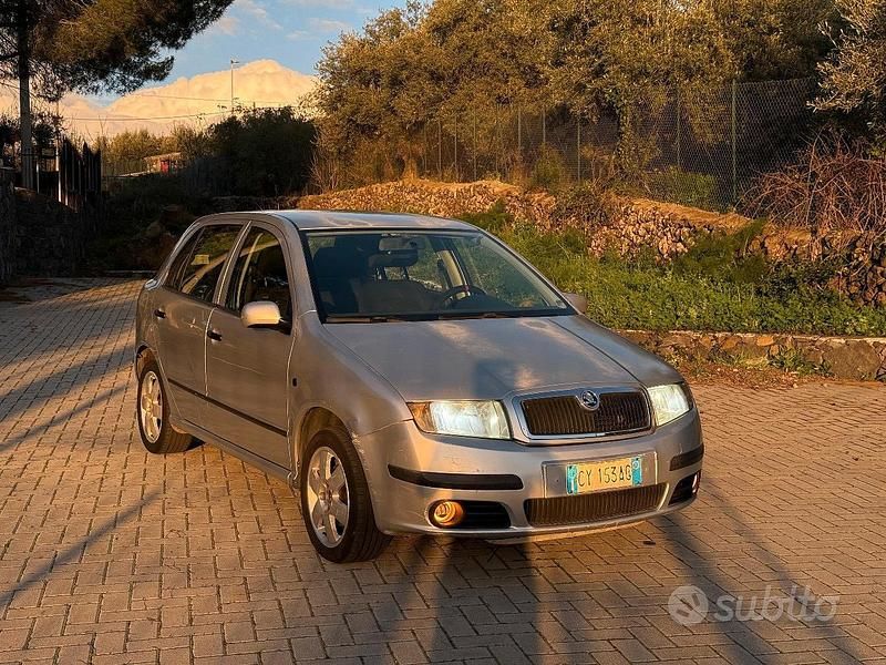 Grigio Usata 2004 Skoda Fabia Tre volumi | 1900 € - Immagine 1/4