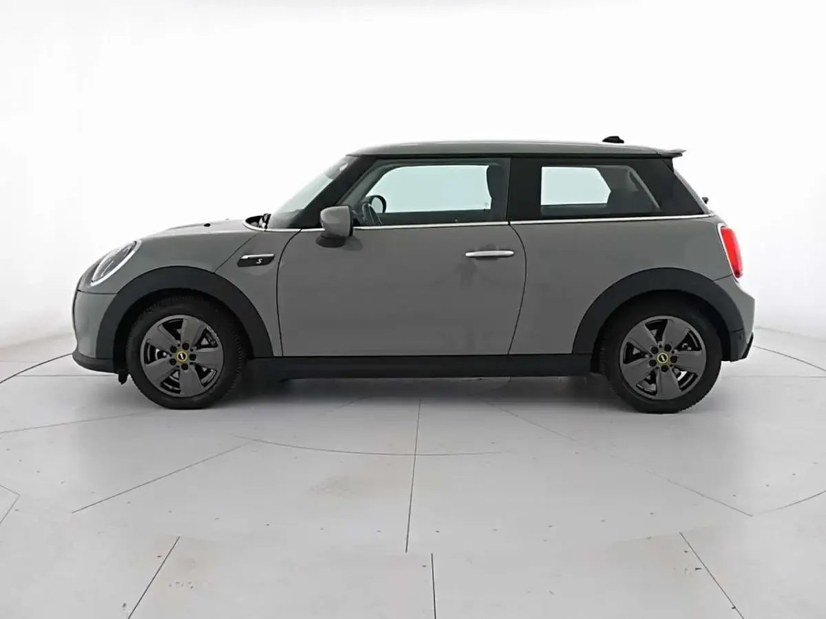 Usata Mini Cooper SE Essential 135 kW (184 CV) 2022 Moonwalk grey Utilitaria