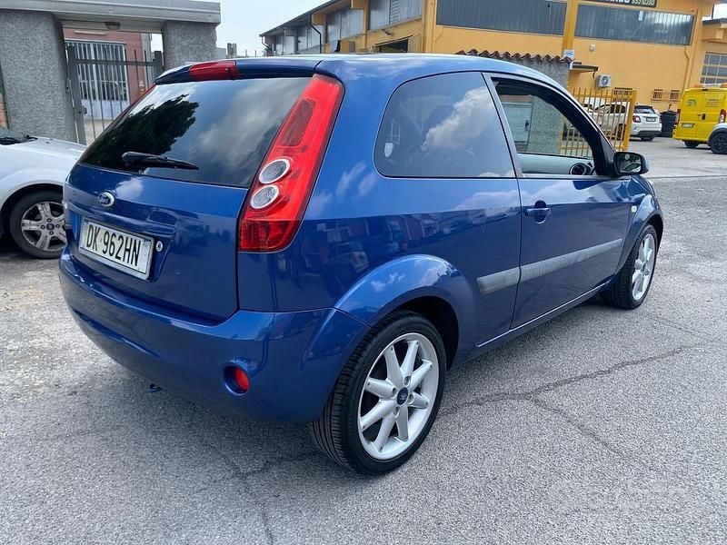 Usata Ford Fiesta Titanium 75 CV (55 kW) 2007 Blu Utilitaria