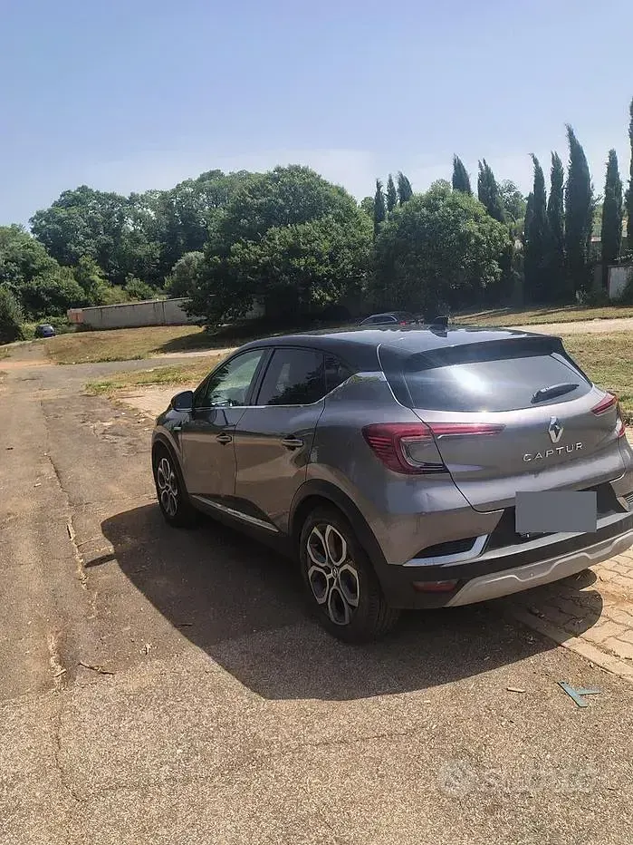 Usata Renault Captur 101 CV (74 kW) 2023 Grigio SUV