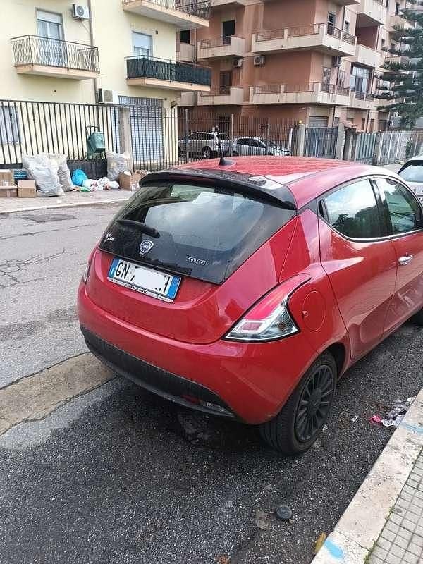 Usata Lancia Ypsilon Silver 69 CV (50 kW) 2023 Rosso Utilitaria