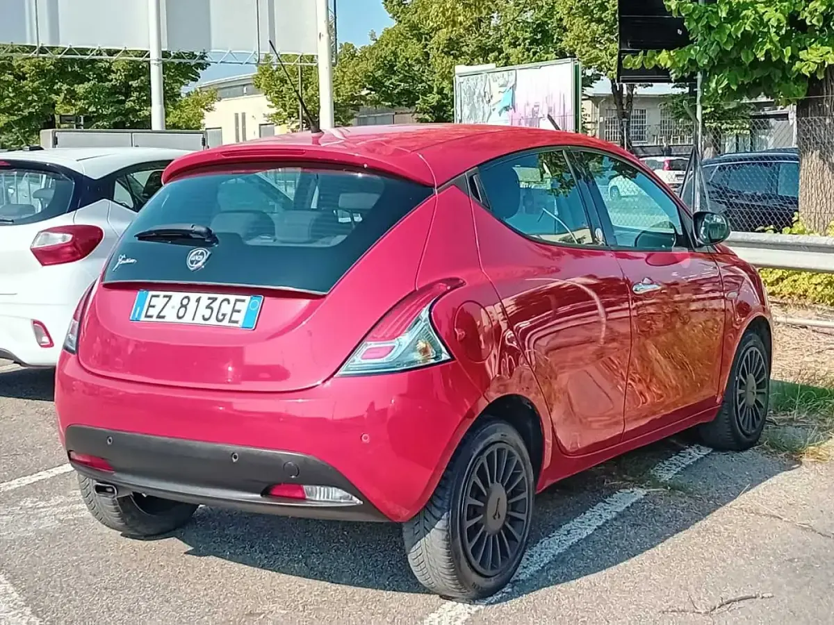 Usata Lancia Ypsilon Gold 69 CV (50 kW) 2015 Rosso Utilitaria