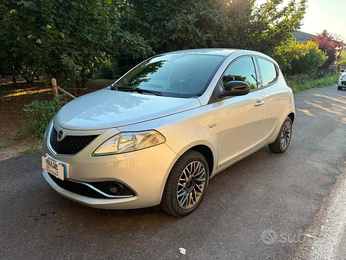 Usata Lancia Ypsilon Gold 69 CV (50 kW) 2016 Grigio Utilitaria
