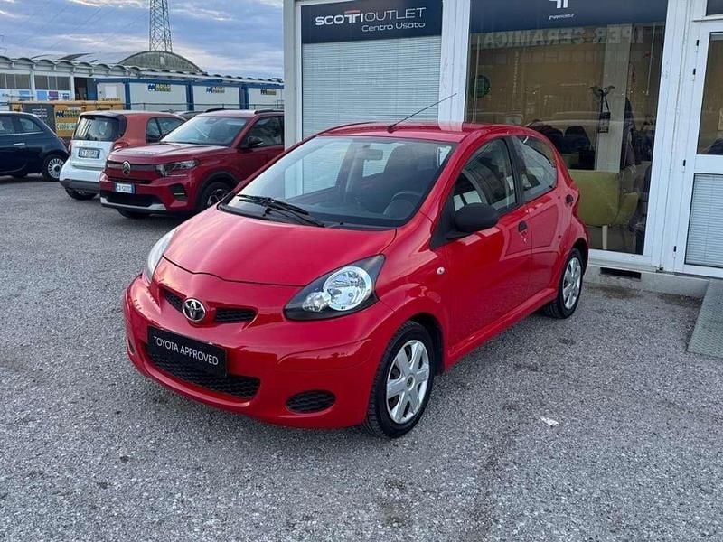 Red met Usata 2011 Toyota Aygo Due volumi | 6500 € (Buon prezzo) - Immagine 1/3