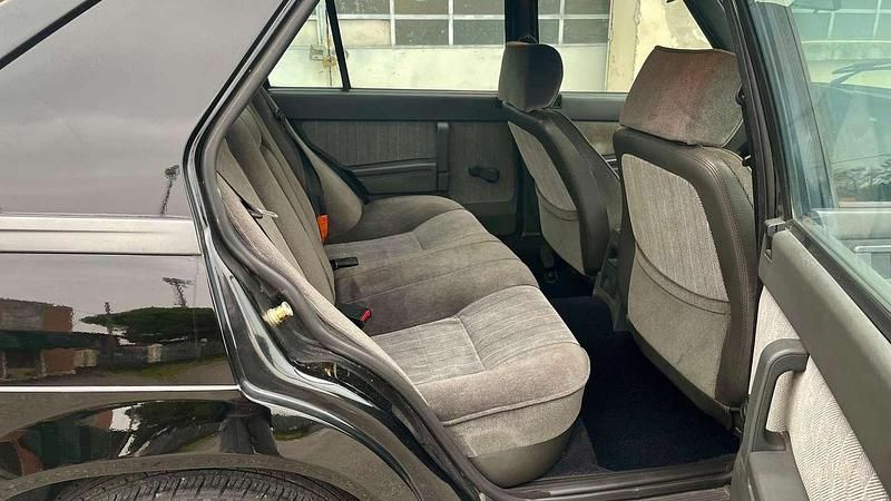 Usata Alfa Romeo 75 120 CV (88 kW) 1990 Nero Berlina