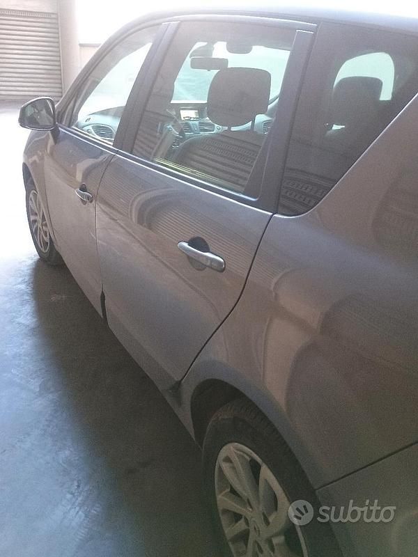 Usata Renault Scénic III 110 CV (80 kW) 2015 Grigio Monovolume