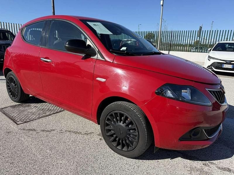 Usata Lancia Ypsilon Silver 69 CV (50 kW) 2021 Rosso Utilitaria