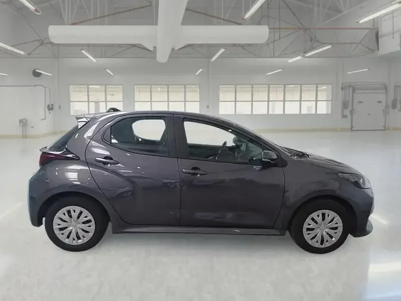 Usata Toyota Yaris Hybrid Active 92 CV (67 kW) 2025 Grigio Berlina